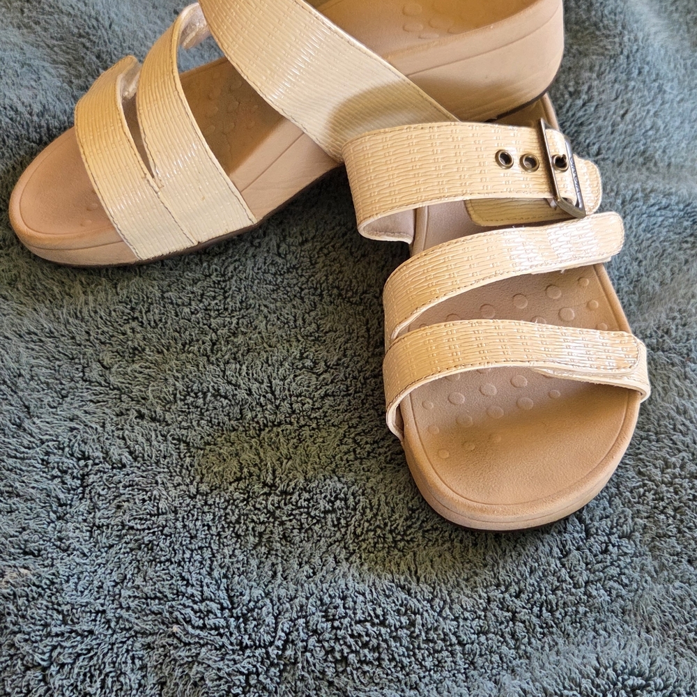 Vionic Cream Sandals with Adjustable Strap and Block Heel
